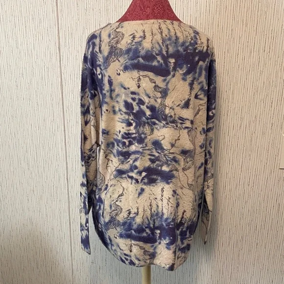 Amazon Abstract Blue and White Large Women's Crew Neck Sweater New - Picture 3 of 7